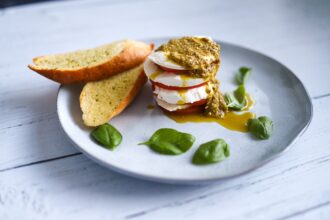 caprese con pistacchio